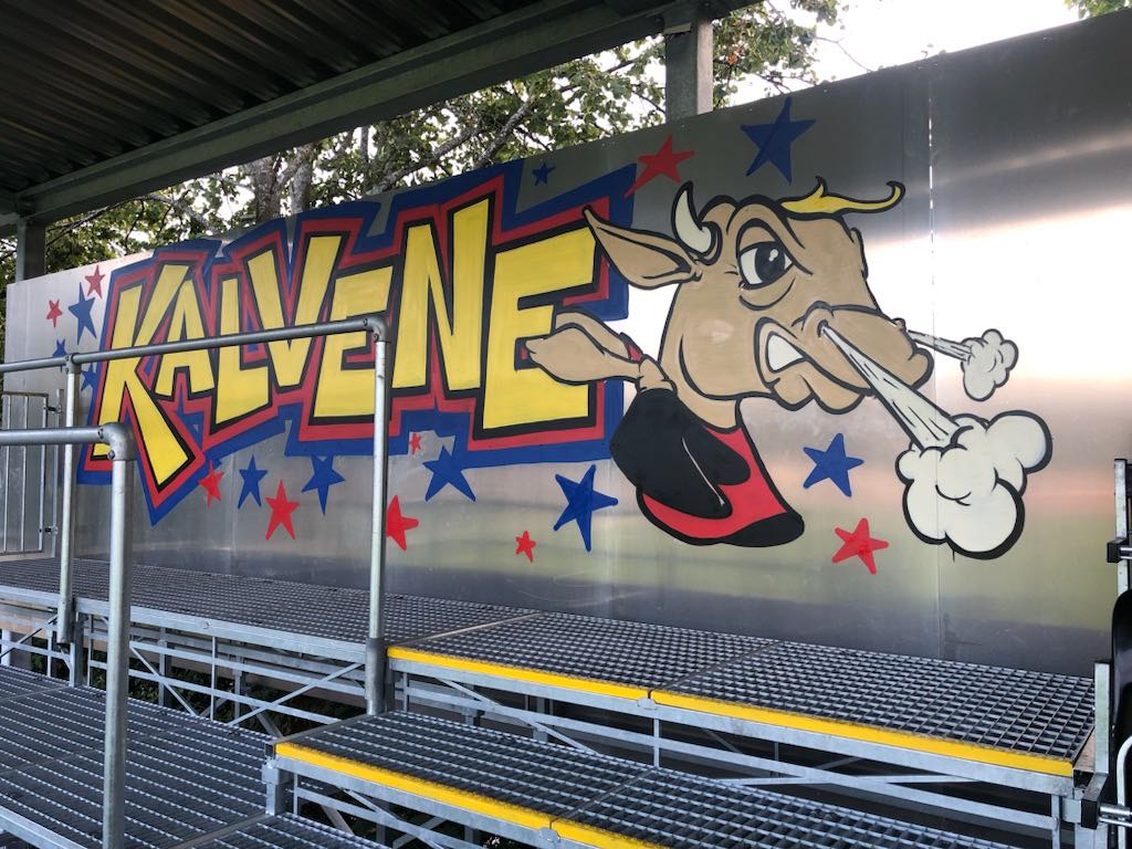 På banen har vi vel opplevd bedre sesonger i Skeid, men på tribuneplass har det vært solide saker. Kalvene har vært så gode at de har fått egen vegg. Stemmeskifte neste milepæl 😜