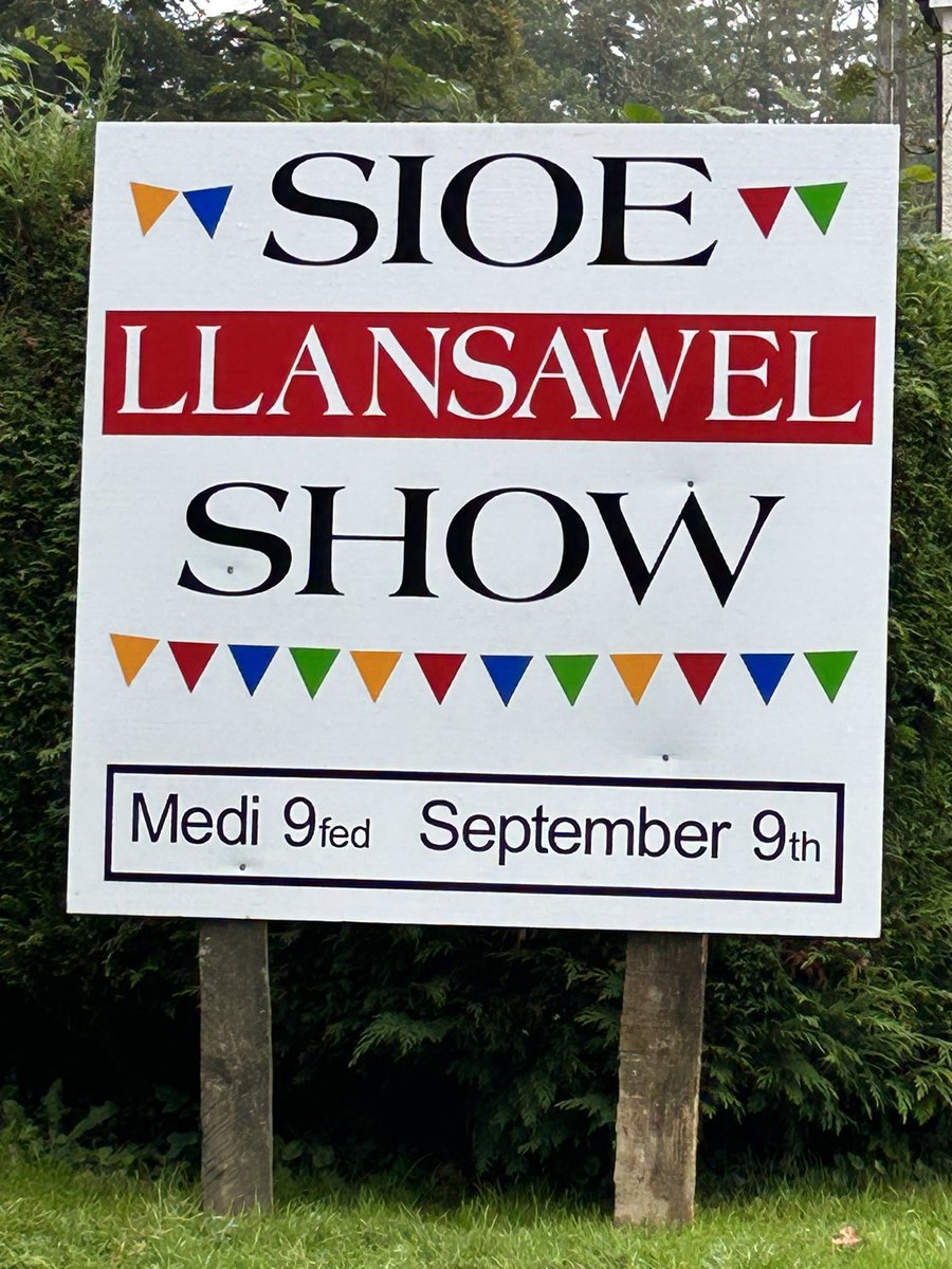 Arwyddion newydd. New signs, thank you <a href="/relmsigns/">eirwyn moses</a>. Top job 👍👍