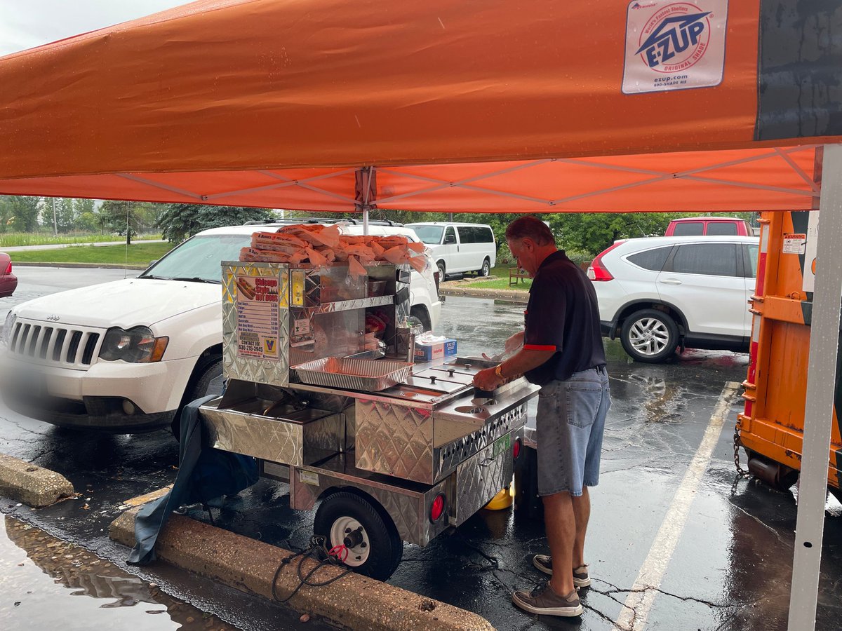 Join us in a tasty thank you on #ThankfulThursday to Heavenly Hot Dogs in Glen Ellyn! Owner Joe joined us for dinner with his cart at the Interim Housing Center and served up Chicago style dogs to over 300 guests earlier this month. Thank you, Joe!