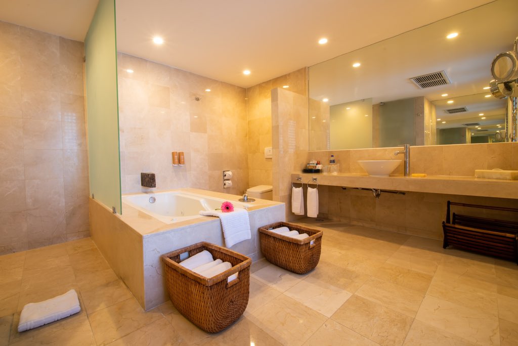 Toma una pausa y disfruta de las cómodas instalaciones de tu habitación. 🛁 💦 🧖‍♀️ 

Para más información vía WhatsApp ⬇️
wa.link/wv2thn

#ReviveTusSentidos #HotelesEmporio
#Acapulco