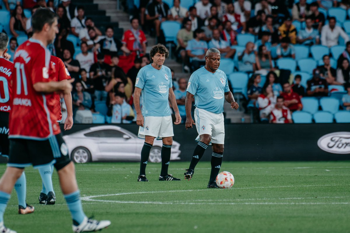 Mazinho__17's tweet photo. Que bonito volver a vivir la sensación de pisar el césped y con tantos amigos del mundo del fútbol alrededor. 
Y encima en Vigo. Gracias @RCCelta por la invitación 🙏🏾
Mención a parte todos vosotros, celtistas. Momentos así emocionan 🩵

#100anosdeAfoutezaeCorazón https://t.co/qyJqXRoI92