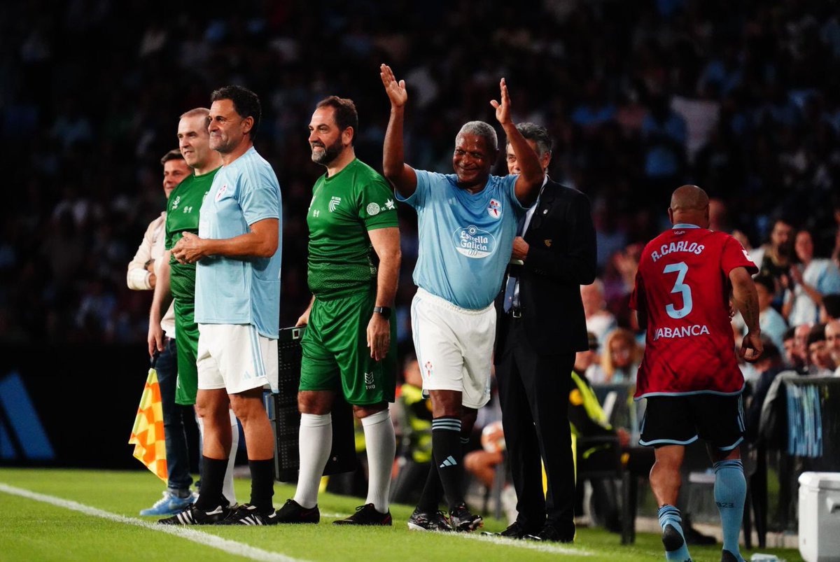 Mazinho__17's tweet photo. Que bonito volver a vivir la sensación de pisar el césped y con tantos amigos del mundo del fútbol alrededor. 
Y encima en Vigo. Gracias @RCCelta por la invitación 🙏🏾
Mención a parte todos vosotros, celtistas. Momentos así emocionan 🩵

#100anosdeAfoutezaeCorazón https://t.co/qyJqXRoI92