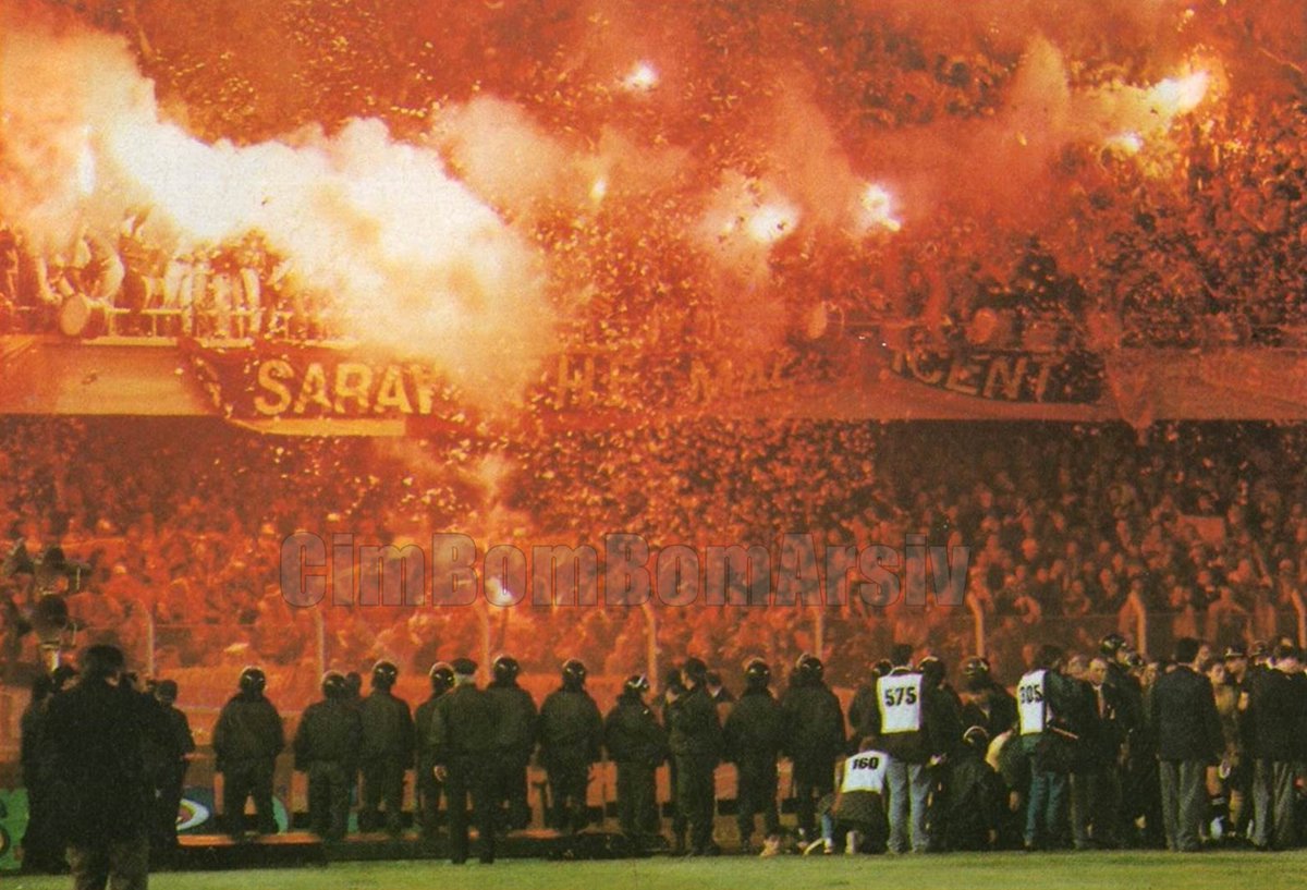 CimBomBomArsiv's tweet photo. BİLGİ: Galatasaray, Manchester United ile içeride oynadığı hiçbir maçta mağlubiyet almadı gol dahi yemedi. #WellComeToHell https://t.co/1Z1aFhZTBz