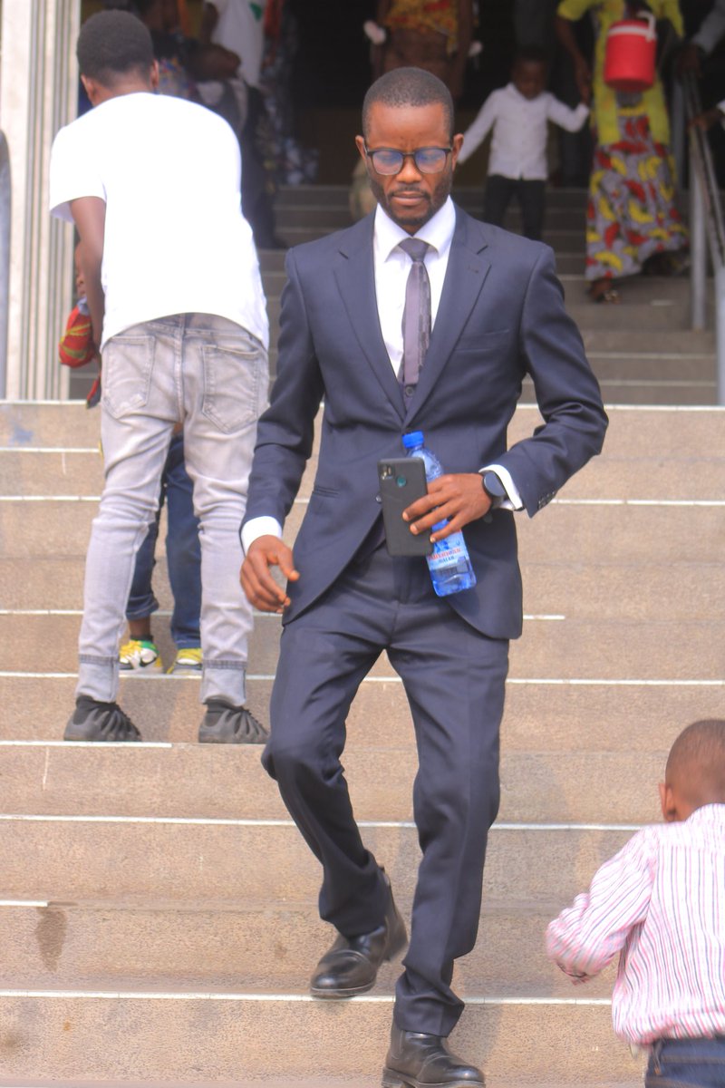 Peu importe que le chat soit noir ou blanc pourvu qu'il attrape les souris. Je vous salue.