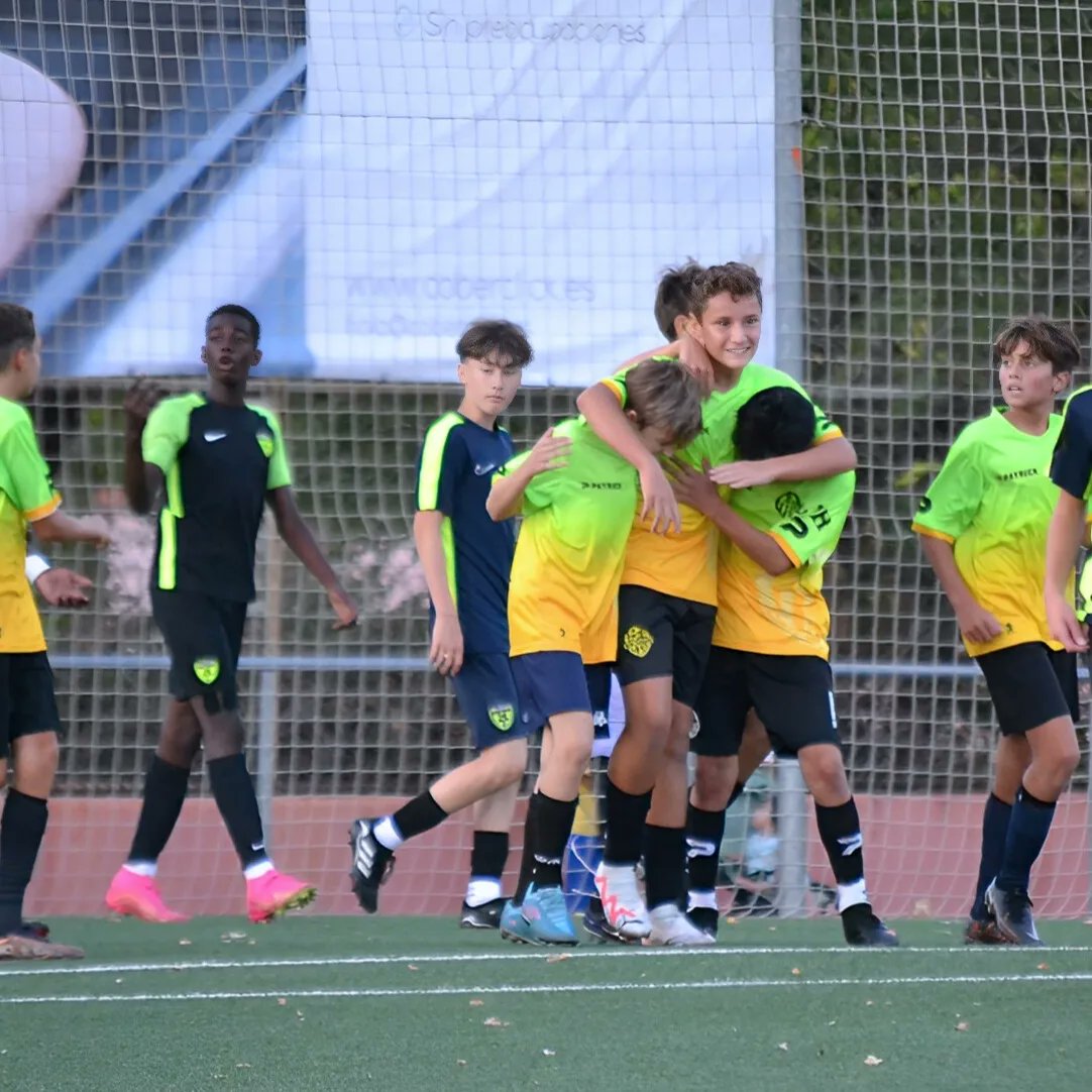 FCcanbuxeres's tweet photo. 😱💥 Jugamos contra dos pedazos de equipos ingleses en unos amistosos de infarto. 🏴󠁧󠁢󠁥󠁮󠁧󠁿⚔️🇪🇸 Tuvimos a los cracks de 
Topballerzacademy  y @MaldonTiptreeFC echando el balón a rodar en nuestra casa.
#SentimientoCanbu #JuegaVerde #FcCanBuxeres ⚽🧡💚 https://t.co/1fDoMOzKp3