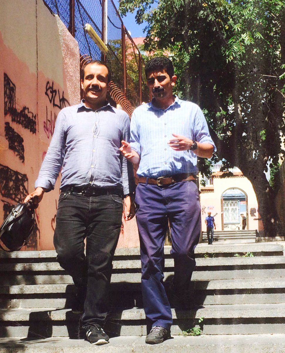 KaySerkn's tweet photo. Dedi: Hani diz çöktüreceklerdi
Dedim: Bak merdiven inerken hafif çöküyor 

#DevrimciParti 8 yaşında

Uğrunda yürüyene bin selam olsun

📸Yasin Aydın
(Geleneğe bu yılda devam) https://t.co/sZ7q9zfEnC