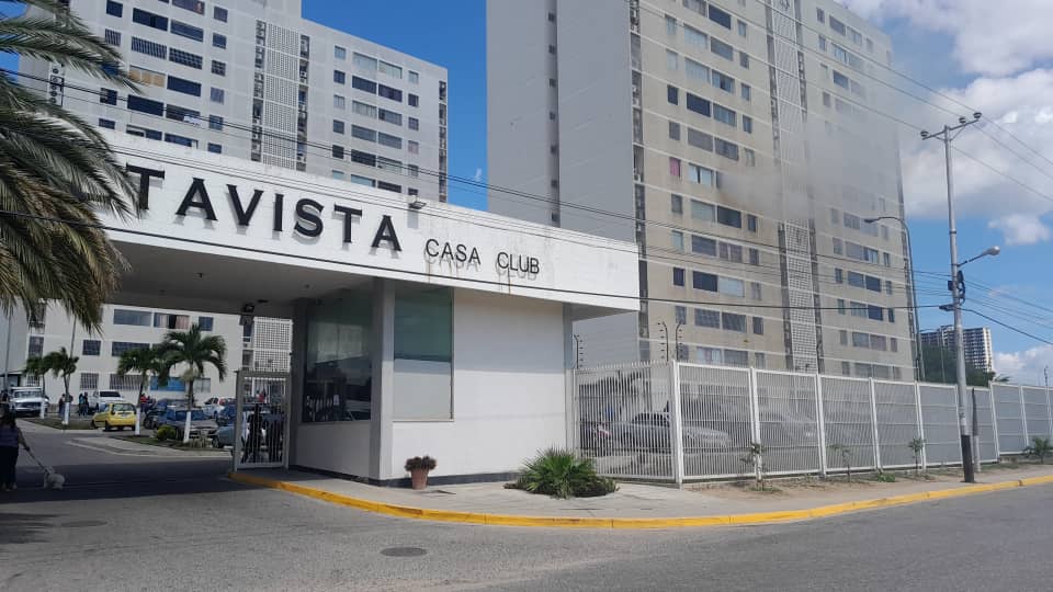laprensalara's tweet photo. #Locales | En estos momentos se registra un incendio en el sexto piso del edificio Alta Vista, ubicado en la Urb. Los Crepúsculos, al oeste de Barquisimeto.

Los bomberos se encuentran en el lugar, pero los vecinos piden mayor apoyo para sofocar las llamas.

Información en desarrollo...

#31Ago