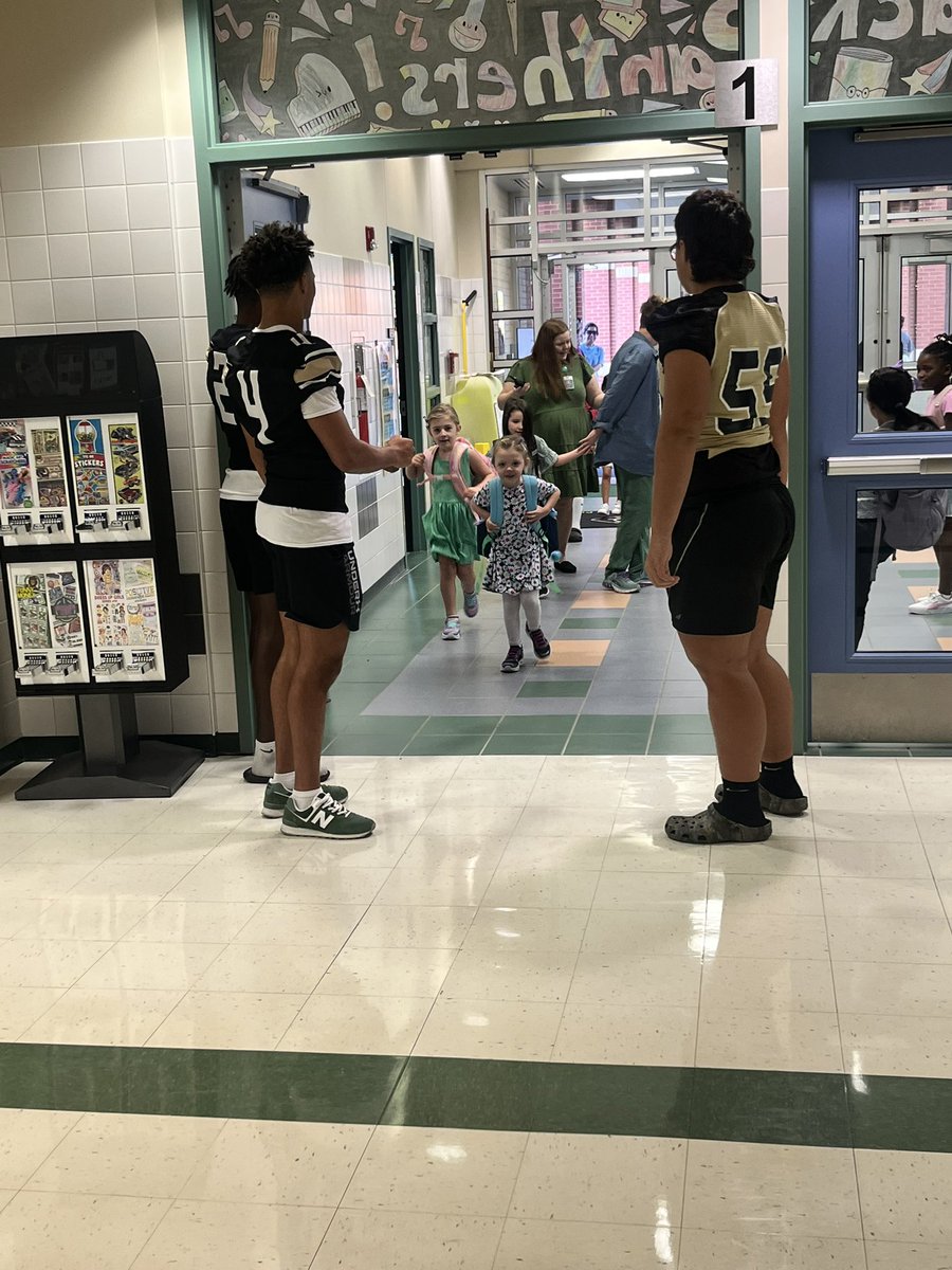 mrs_arsenault92's tweet photo. We had some Big Visitors on campus to greet our kiddos this morning! 
💛🖤💛🖤🏈🏈 

#everypanther #panthernation #betterattheridge #betterattheriverside 

@NRiversideES @ridgepanthers @FossilRidgeKISD https://t.co/W1WwkV8nNK