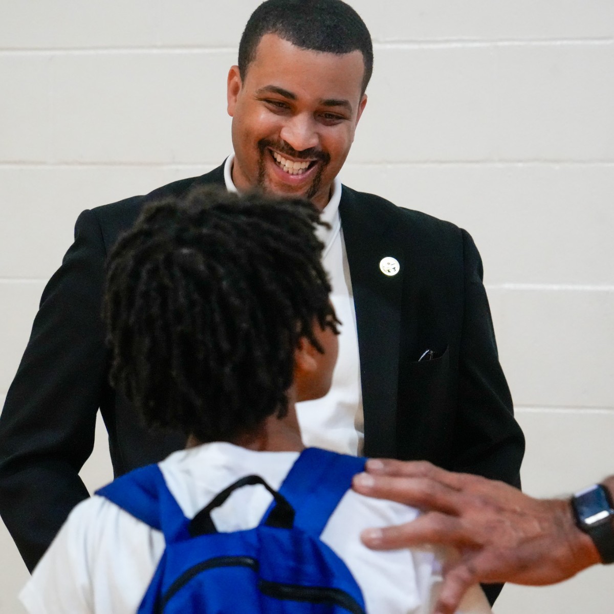 Cincinnati Bengals Hall of Famer @MunozFoundation and @SedrickDenson came to Taft Elementary School for @PepsiCo Back-to-School Bash! In addition to free backpacks and school supplies, he signed helmets for students! Learn more about Taft Elementary at: brnw.ch/21wCaHC