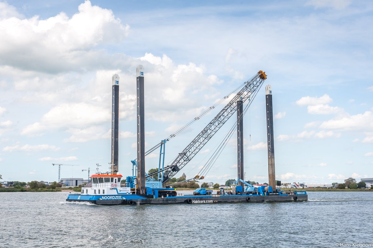 JKieboom's tweet photo. Vanmiddag Beatrixhaven Werkendam, het vlaggenschip MS Noordzee van Firma #Hakkers kwam binnenvaren. #werkendam #vlaggenschip #beatrixhaven #altena #merwede #nieuwemerwede #aannemersbedrijf #waterbouw #waterbouwkundig #contructiebedrijf #waterwerk https://t.co/BntPKgj1WX
