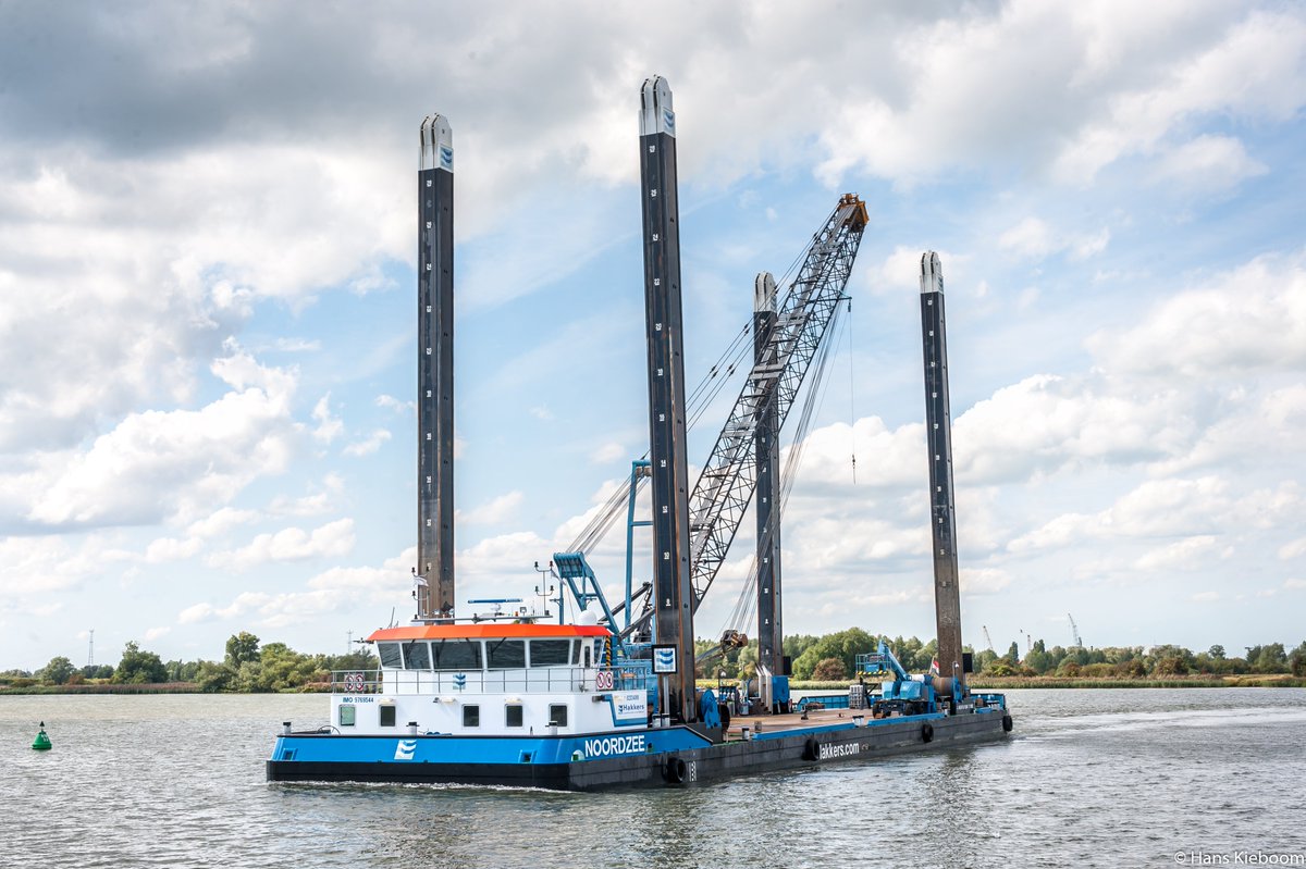 JKieboom's tweet photo. Vanmiddag Beatrixhaven Werkendam, het vlaggenschip MS Noordzee van Firma #Hakkers kwam binnenvaren. #werkendam #vlaggenschip #beatrixhaven #altena #merwede #nieuwemerwede #aannemersbedrijf #waterbouw #waterbouwkundig #contructiebedrijf #waterwerk https://t.co/BntPKgj1WX