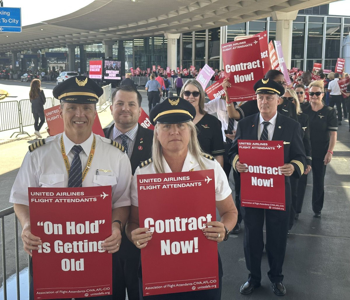 .<a href="/UnitedPilots/">United Airlines Pilots</a> out in force in ORD and across the country supporting <a href="/AFAUnitedMEC/">AFA United MEC</a> fight — telling management to fix operational issues and finish negotiating our contract! #SolidarityForever