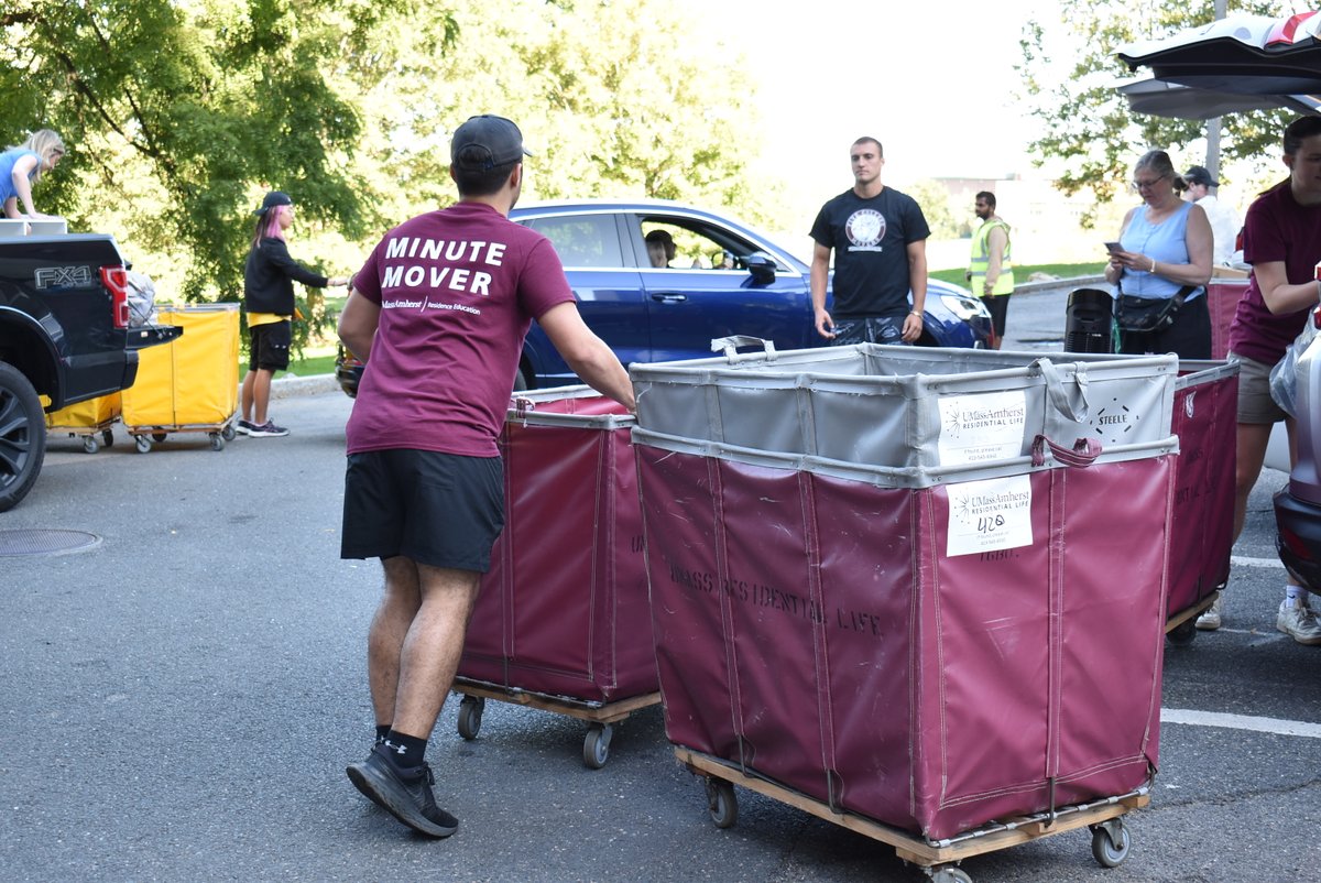 UMassAmherst's tweet image. Today #UMassAmherst welcomed new faces to campus. Our first-year students have had an eventful day! Here are some highlights of the #Classof2027 getting settled in.

#BeRevolutionary
#UMass
#CollegeMoveIn