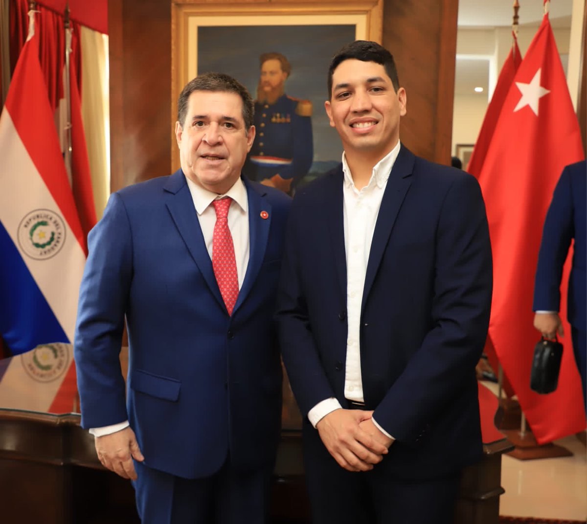 HernanLilo's tweet photo. Visitamos al Presidente del Partido Colorado Don Horacio Cartes, junto con referentes políticos de nuestra Ciudad, encabezado por el Senador Cachito Salomón y el Intendente Municipal Felipe Salomón.

Vamos a trabajar juntos para generar mayores oportunidades desde la Seccional https://t.co/peuquWB3YG