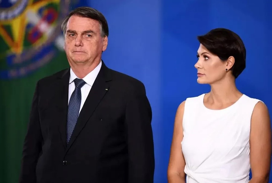 sensacionalista's tweet photo. Bolsonaro e Michelle ficaram calados em depoimento sobre joias porque o silêncio vale ouro https://t.co/CljDwLVwmT