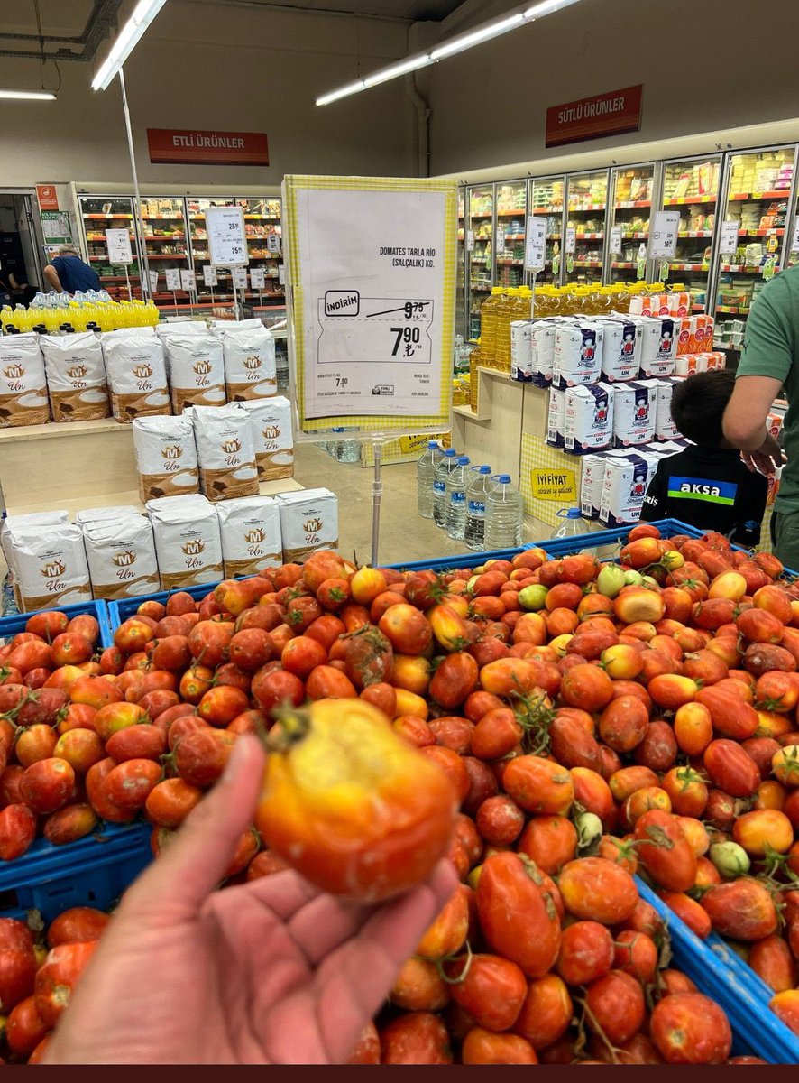 Migros'ta 8 liraya çürük domates satmaya başladı.