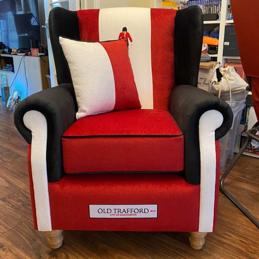 soccer_sofas's tweet image. Our Old Trafford collection Wingback chair, delivered to a very happy customer! Looks absolutely fantastic 😍
For more collections, visit our website 
soccersofas.com 
Designed by fans for the fans! 
BRINGING FOOTBALL HOME ⚽️
#mufc #ManchesterUnited