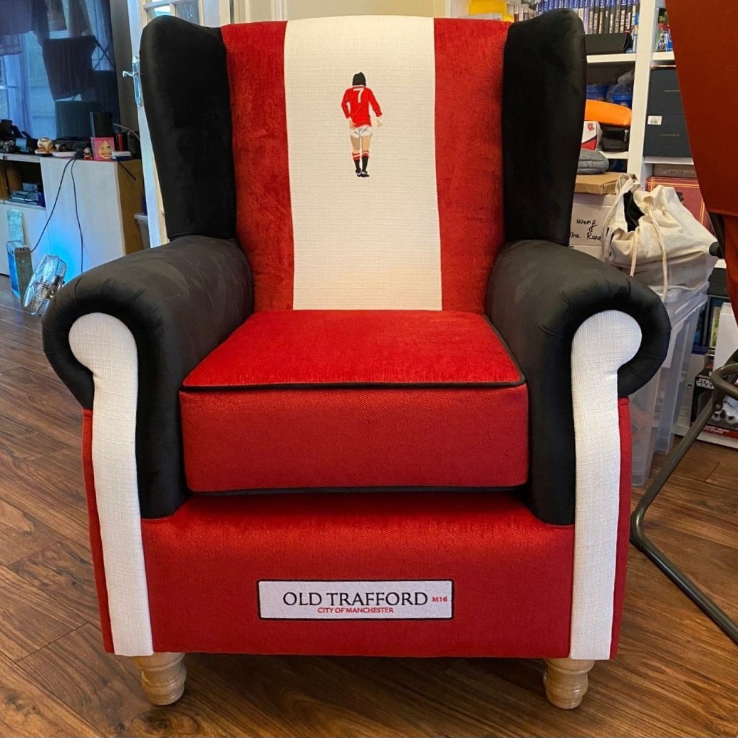 soccer_sofas's tweet image. Our Old Trafford collection Wingback chair, delivered to a very happy customer! Looks absolutely fantastic 😍
For more collections, visit our website 
soccersofas.com 
Designed by fans for the fans! 
BRINGING FOOTBALL HOME ⚽️
#mufc #ManchesterUnited
