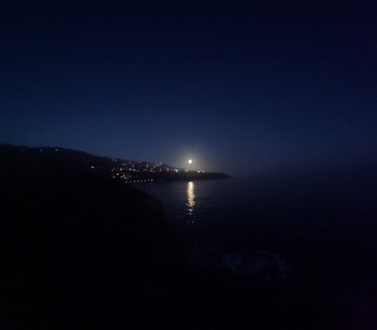 ZacharyObama's tweet photo. Kindly presented by yours truly along with the rest of the globe: Blue Supermoon, August 30, 2023. #palosverdes #bluemoon #supermoon #mooning #bluesupermoon #bluesupermoon2023 #inspirationpoint #portuguesebend #southshore #summer #nights #gopro #goprophotography #goprohero11black https://t.co/Ou51RIxn1D