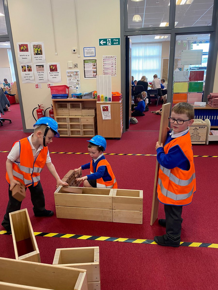 UdstonP1s's tweet photo. Name writing, building vehicles and a visit to the police station for P1s in Room 2 this week. โ๏ธ ๐งฑ ๐ฎโโ๏ธ #itsSLC #slcPlay https://t.co/rzvXj5govF