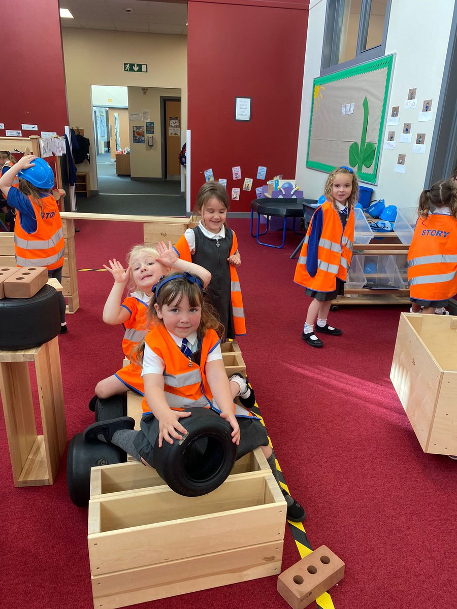UdstonP1s's tweet photo. Name writing, building vehicles and a visit to the police station for P1s in Room 2 this week. โ๏ธ ๐งฑ ๐ฎโโ๏ธ #itsSLC #slcPlay https://t.co/rzvXj5govF