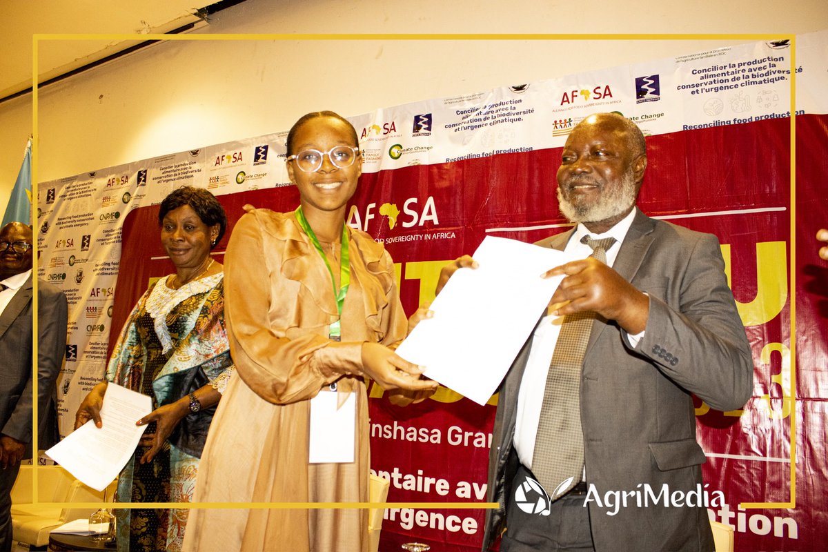 agrimedia_cd's tweet photo. Edwina Lokaso, Ambassadrice Youth talks et représentante de la jeunesse du bassin du Congo  remit au secrétaire général du ministère de l'Agriculture les déclarations formulées à l'issu de ces assises.

@cnpafrdc @Afsafrica 
#CongoBasinConvening 
#Congo #sommetregional https://t.co/XDKWuLhhMg