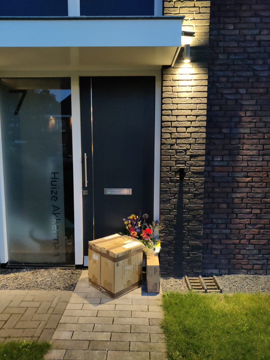 Waarom denkt die #%¥! koekwous van <a href="/postnl/">PostNL</a> dat mijn stoep een pakketpunt is? Producten tvw ruim €400 stonden de hele dag onbeheerd! 

En nee, ik weet niet wanneer klanten iets retourneren en heb geen Track&amp;Trace codes, dus geen 'dan blijf je toch thuis' 

#fail #luiebezorger