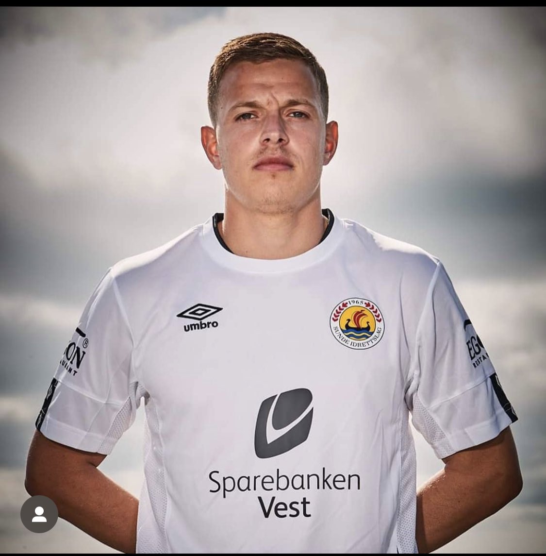 sundefotballA's tweet photo. Et hyggelig gjensyn da vår tidligere angrepspiller @EirikBenhabiles var å se på tribunen på ærverdige Kvernabeu😍 Han var vitne til vårt første poeng i høstsesongen.
#Kaedetda
#meser https://t.co/5Drx5Q0AfF