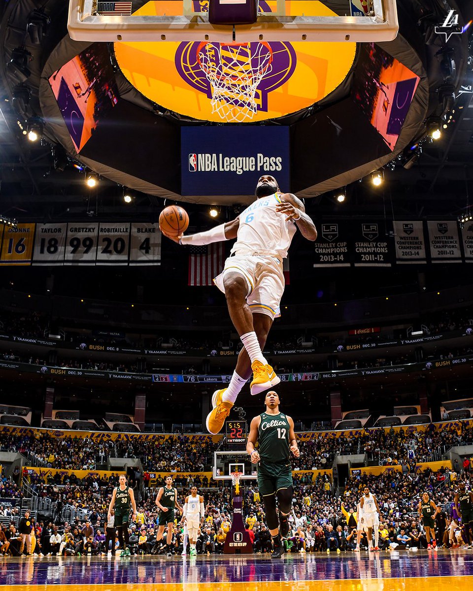 Lakers's tweet photo. LeBron one hand slams >>> https://t.co/zxVwqJ3NfM