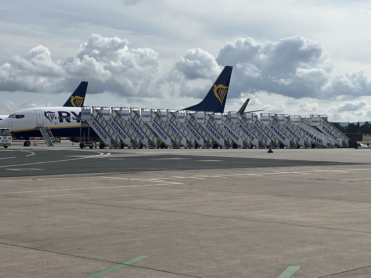 AlanBenstock's tweet photo. #Ryanair  latest solution to speedy boarding https://t.co/1o8LmYW2h5