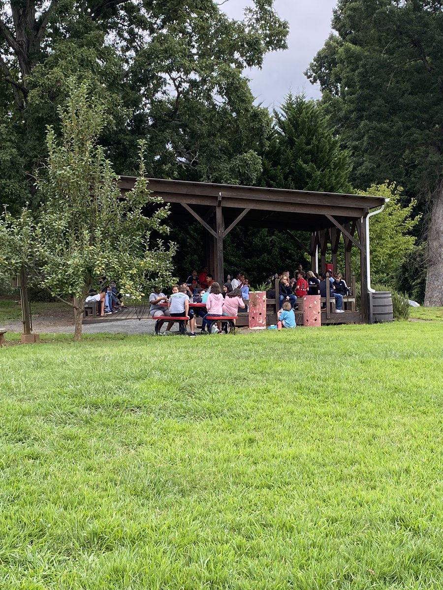 Dr_Jill_Freeman's tweet photo. @ViennaES has an awesome PTA who is responsible for this AMAZING outdoor space for kids to eat, socialize and experience outdoor learning! What a fantastic gift to our kids! @wsfcs @TriciaTMcManus #HowtheWESTwasONE @Viennaroars https://t.co/SfGgOQw3cb