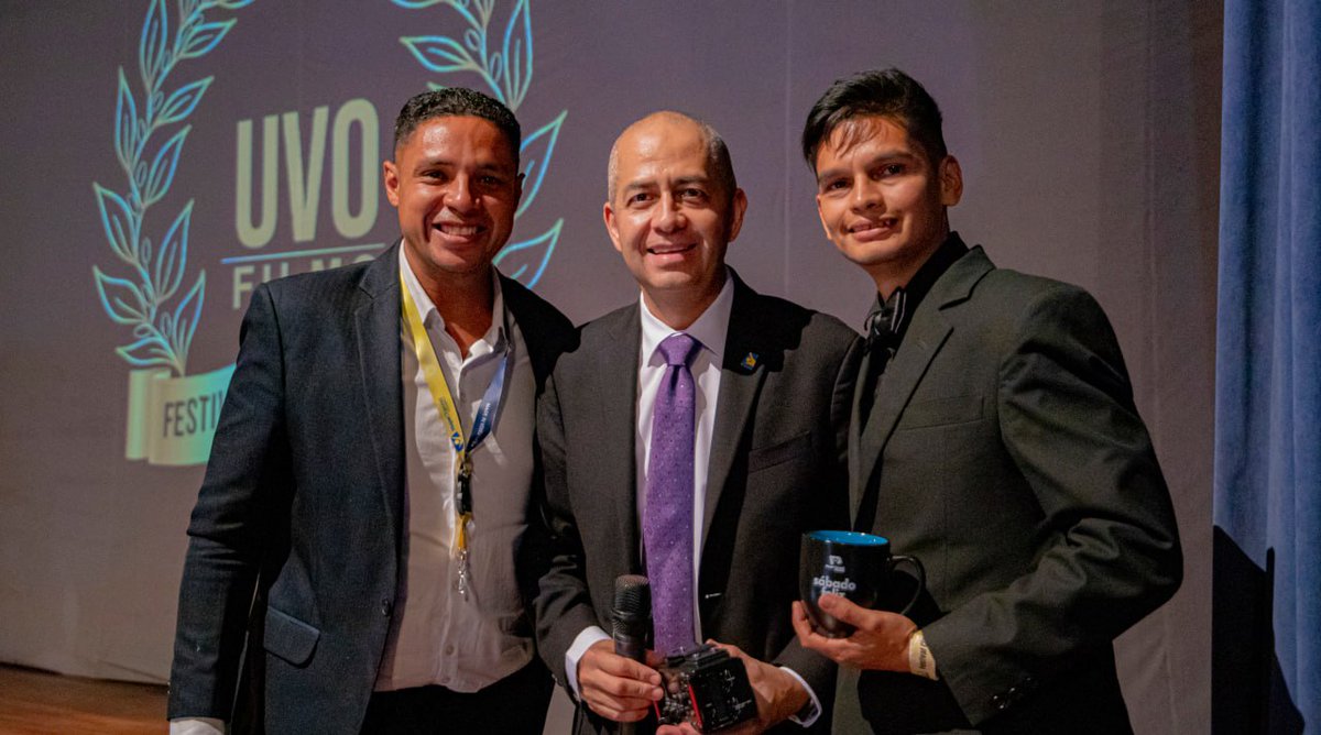 UVOriental's tweet photo. Durante el #UVOFILMS2023 desarrollado en la Casa del artista, en Caracas, Hernavid Torres y su cortometraje "Carguero" recibieron su galardón de los premios SAC Interamerica de manos de Abel Márquez, director de @HopeChannel_IA https://t.co/gpNxMdLSQD
