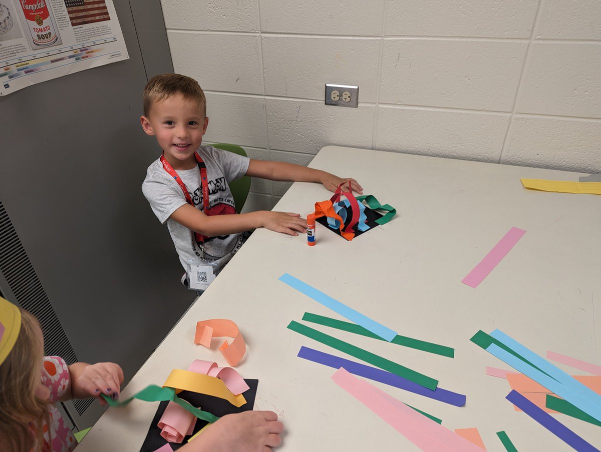 MrsBBArt's tweet photo. A Kindergarten classic...Paper line sculpture! #BulldogBest #steAm https://t.co/vJYx56CLvz