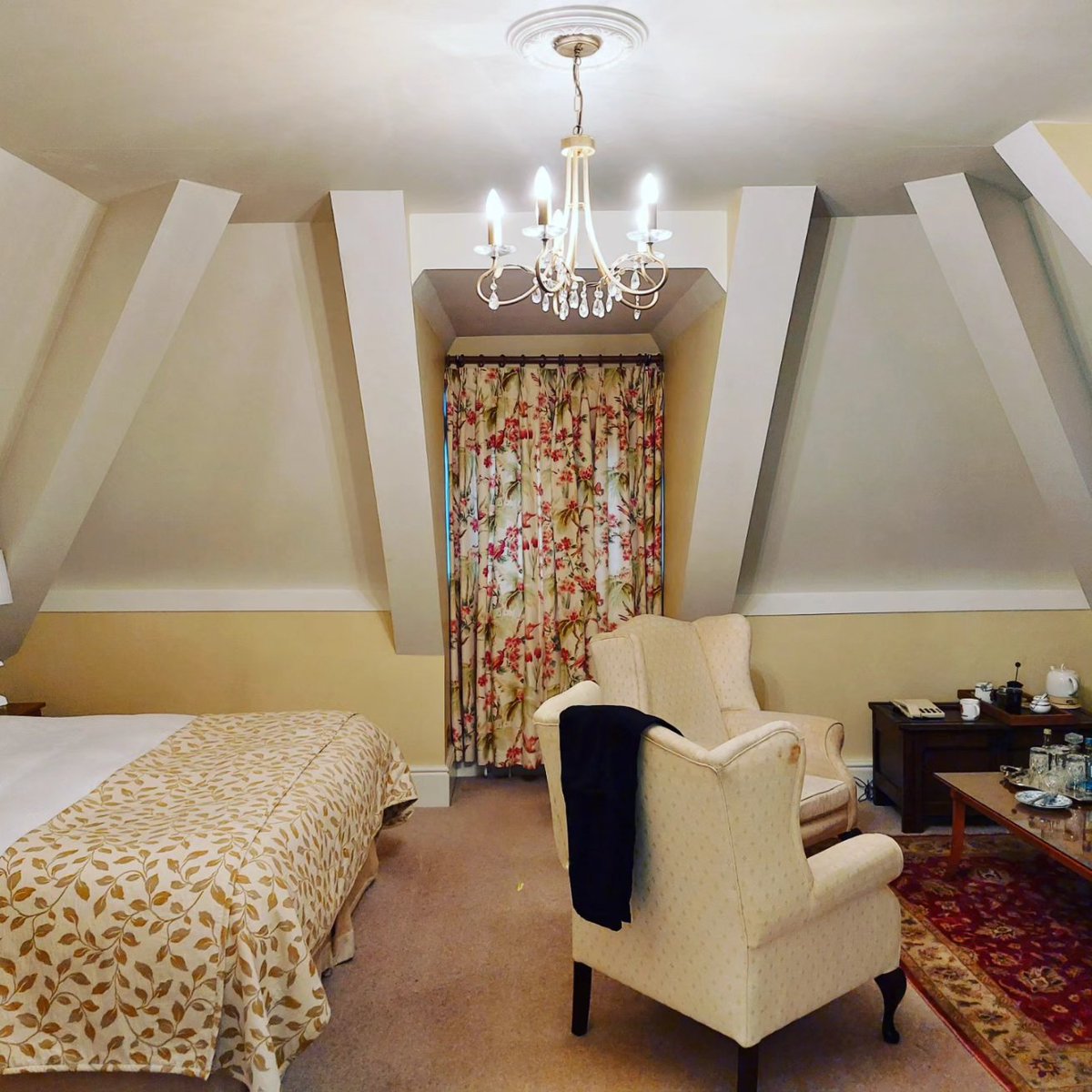 antongeorgebake's tweet photo. loving my accommodation on this gig..2 weeks luxury #happycheffie 
#topchef @AAHospitality https://t.co/gv7OMd9HfU