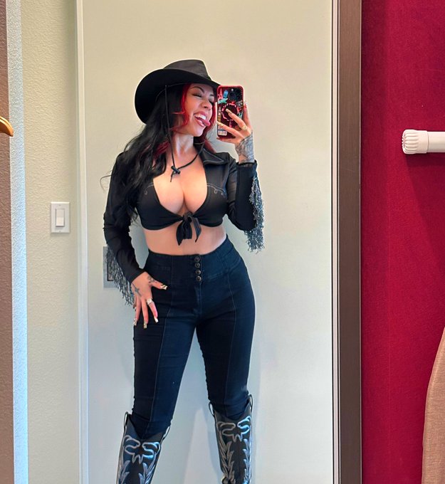 Howdy&hellip;.🤠🖤 https://t.co/s0yVPxSSzQ