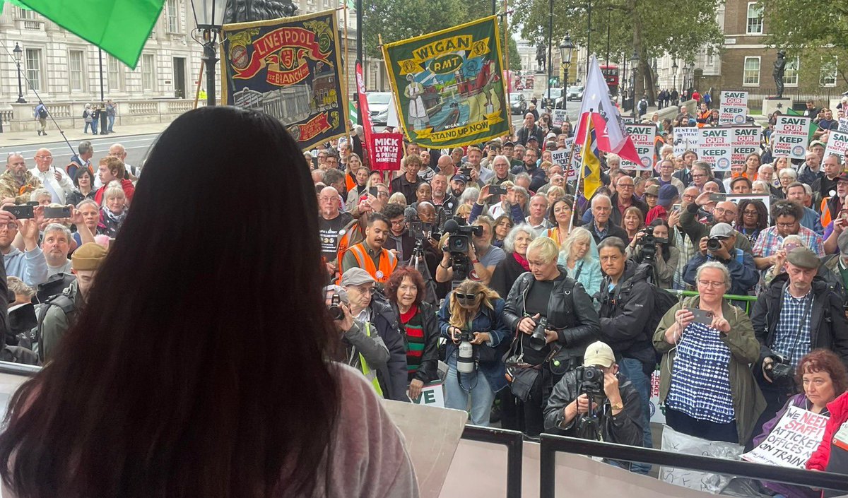 The plan to close ticket offices en masse is an attack on passengers, the railways and the public.

It's about putting profit before people.

So today I was proud to join the @RMTunion demo outside Downing Street, raising the call to #SaveTicketOffices ✊🏽
