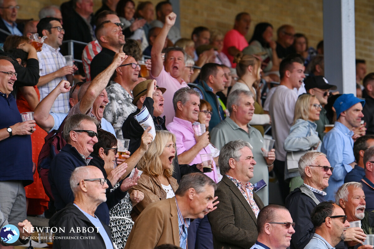 Racing returns this Saturday afternoon - what better way to spend the day? 🏇

💷 Remember to book Paddock tickets in advance to save £2pp 

🎟️ Book now 👉 bit.ly/3Lr4rQt 

#LoveTheRaces #WeekendRacing #WhatsOnDevon