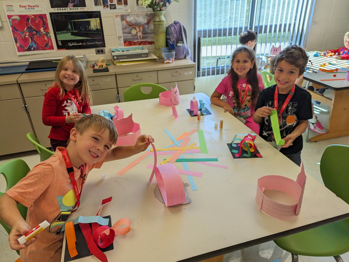 MrsBBArt's tweet photo. A Kindergarten classic...Paper line sculpture! #BulldogBest #steAm https://t.co/vJYx56CLvz
