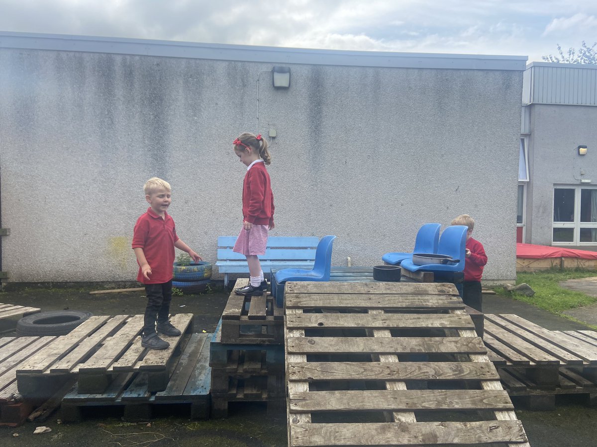 gillyp_dm's tweet image. We are still learning our number formations to ten! We did lots of counting and puzzles today. We have regular access to the outdoors!! Lots of imaginary play and science going on !! Thursday over and Friday tomorrow #p1 #superherostars