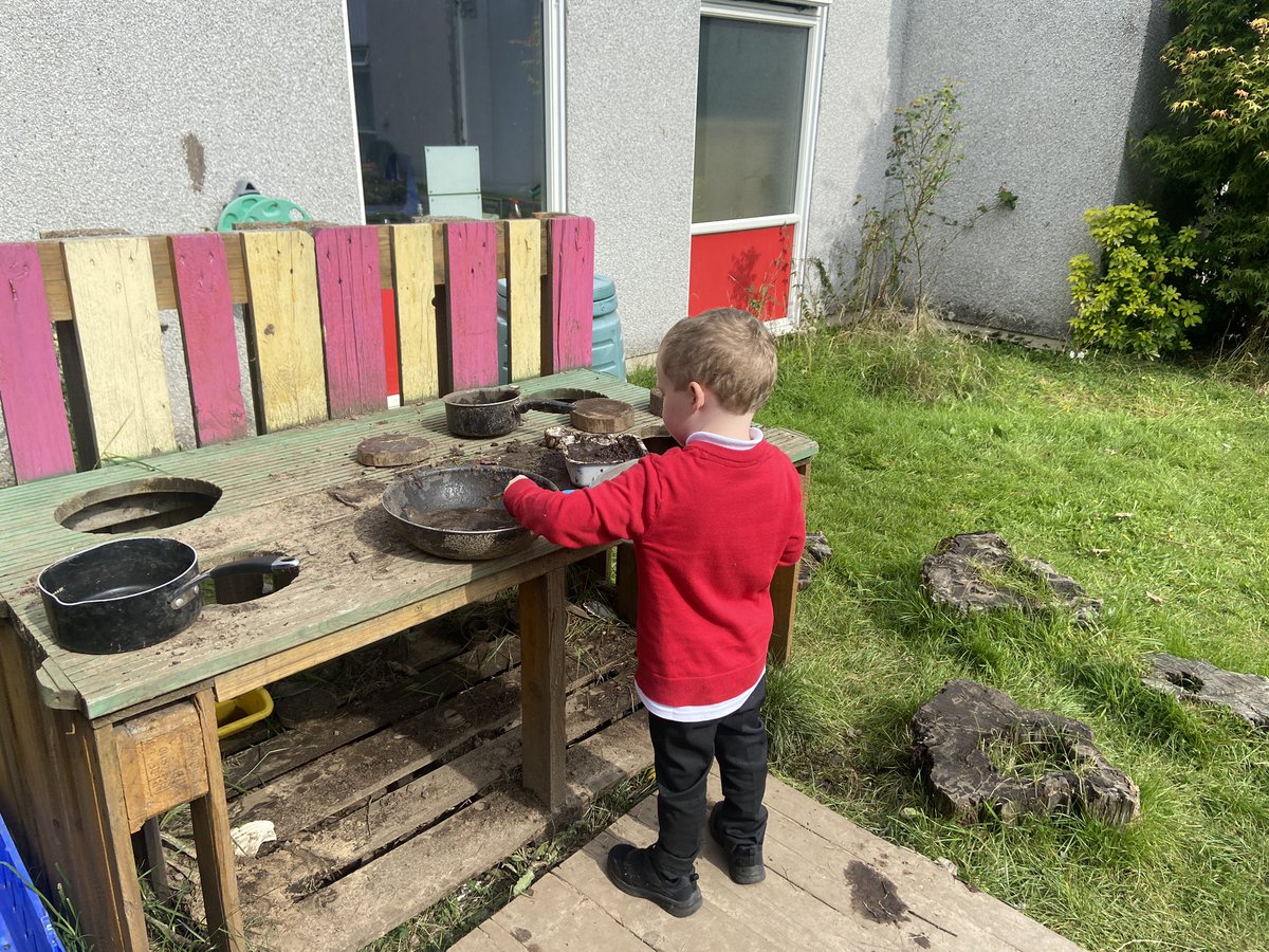 gillyp_dm's tweet image. We are still learning our number formations to ten! We did lots of counting and puzzles today. We have regular access to the outdoors!! Lots of imaginary play and science going on !! Thursday over and Friday tomorrow #p1 #superherostars