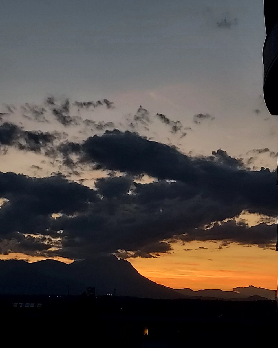 zeebasaeed's tweet photo. I can not see anything as beautiful as the colors of sunset...!🧡🖤

#sunset #sunsetphotography https://t.co/fphMgQTva9