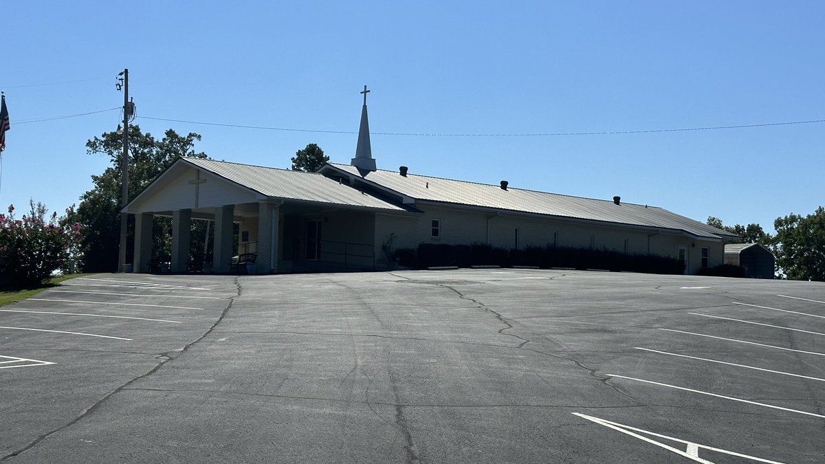 ealy_daeducator's tweet photo. When you canโt get to the track to walkโฆ you go walk around the church! Do know I was not aloneโฆ great time spent with Jesus. #buildingendurance #workingtogetback #SolomonGroveBaptistChurch https://t.co/6NpvbvNCWR