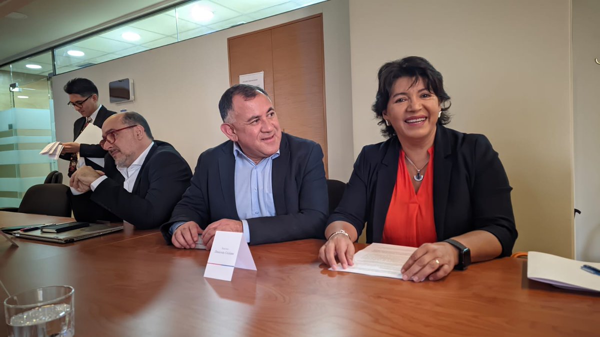 SenadoresDC's tweet photo. Jefes de bancada de senadores y diputados DC @ProvosteYasna y @EricAedoJeldres se reúnen con ministro de Hacienda por Pacto Fiscal @24HorasTVN @biobio @CHVNoticias @CNNChile https://t.co/4iiY3yYYIL
