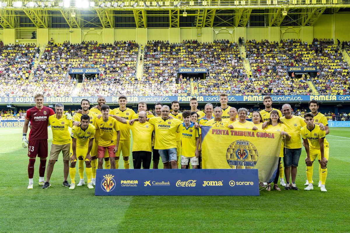 p_amarillavca's tweet photo. Inolvidable viaje de nuestro presidente y tesorero a Vila-real para presenciar el Villarreal-Barcelona.
Formamos parte de la previa de la @APVillarrealCF y tuvimos la suerte de posar en el césped con el once inicial del @VillarrealCF junto a la Peña Tribuna Groga https://t.co/2BN2WIsSOl