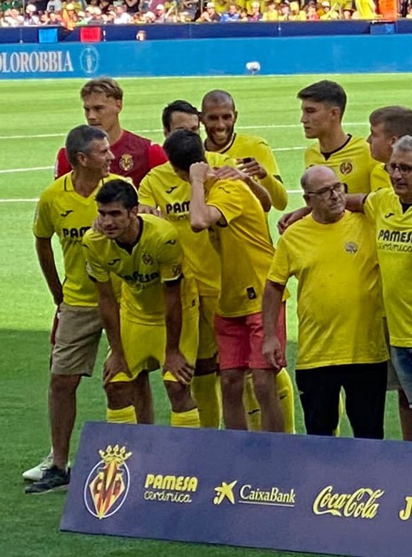 Inolvidable viaje de nuestro presidente y tesorero a Vila-real para presenciar el Villarreal-Barcelona.
Formamos parte de la previa de la <a href="/APVillarrealCF/">Agrupació de Penyes</a> y tuvimos la suerte de posar en el césped con el once inicial del <a href="/VillarrealCF/">Villarreal CF</a> junto a la Peña Tribuna Groga