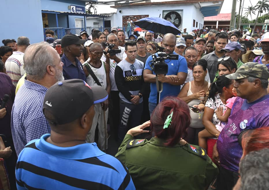 Este jueves visitamos zonas afectadas tras el paso de #Idalia por la región occidental de nuestro país, para evaluar los daños y constatar, en el terreno, la marcha de las acciones de recuperación.
#Cuba 🇨🇺