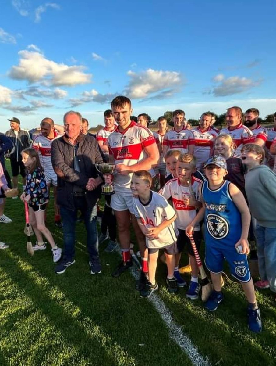 A proud moment to have <a href="/EastDeiseGAA/">East Waterford GAA</a> Secretary, our own clubman John Sheehan, present the cup to Cormac Dawson.
#JuniorBChampions🏆
#DLSabú⚪🔴