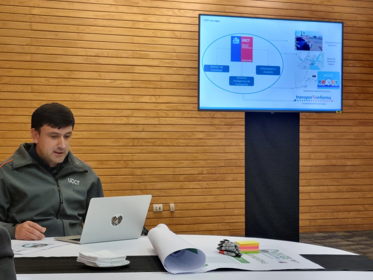 TTILosLagos's tweet photo. 🔸 #AHORA: en #PuertoVaras, equipo de #UOCT Los Lagos participa de mesa temática de trabajo denominada "Gestión integrada de la movilidad" del Congreso Los Lagos Visión Sostenible: Un Desarrollo Inteligente.

Se exponen experiencias y lineamientos a considerar para el futuro. https://t.co/z8p9G2W5TA