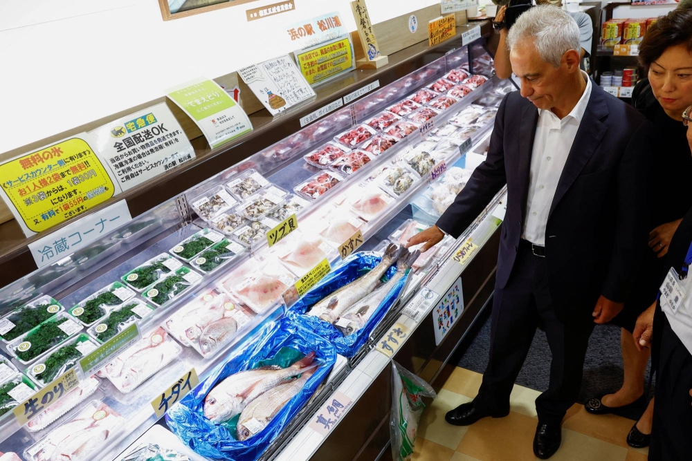 NuestroDiario's tweet photo. 🐟❌☢️ ¡COMEN PESCADO PARA DEMOSTRAR QUE NO ES RADIOACTIVO! 🐟🤤👌🏻

Tanto el primer ministro japonés como el embajador estadounidense en el país nipón degustaron una gran cantidad de pescado de Fukushima, y afirmaron que las aguas vertidas por la central nuclear son seguras. Por ahora.. ¡Su salud está muy bien pese a que degustaron lenguado, atún y lubina crudo del lugar! 👀

Infórmate en #NuestroDiario 📰 y #NDPlay 📱 
📷 RRSS
