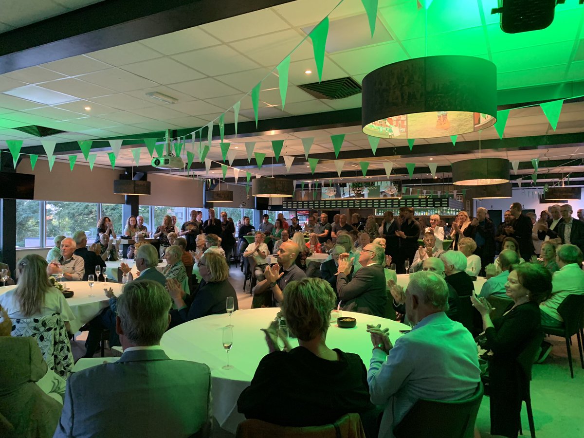 Recht Op het Doel Af, of wel <a href="/RODA23Bovenkerk/">r.k.s.v. RODA '23</a> <a href="/Gem_Amstelveen/">Gemeente Amstelveen</a> bestaat 💯 jaar. Samen met wethouder <a href="/HerbertRaat/">Herbert Raat</a> en gemeentesecretaris <a href="/bertwinthorstw/">BertW</a> aanwezig bij de drukbezochte receptie. Bestuur, vrijwilligers en leden van harte gefeliciteerd en veel plezier dit jubileumjaar ⚽️